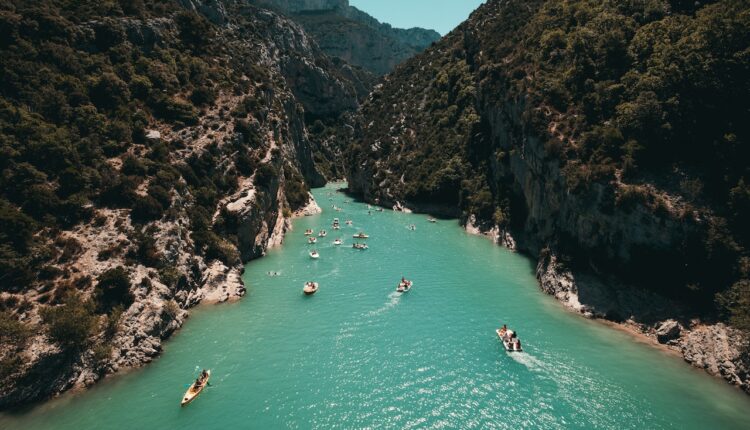 10 Ide Aktivitas Seru Saat Berwisata di Luar Ruangan