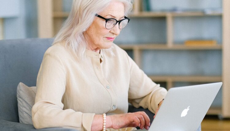 Artikel ini akan memberikan Anda 10 tips yang jarang diketahui untuk menjaga kesehatan mata di era digital.