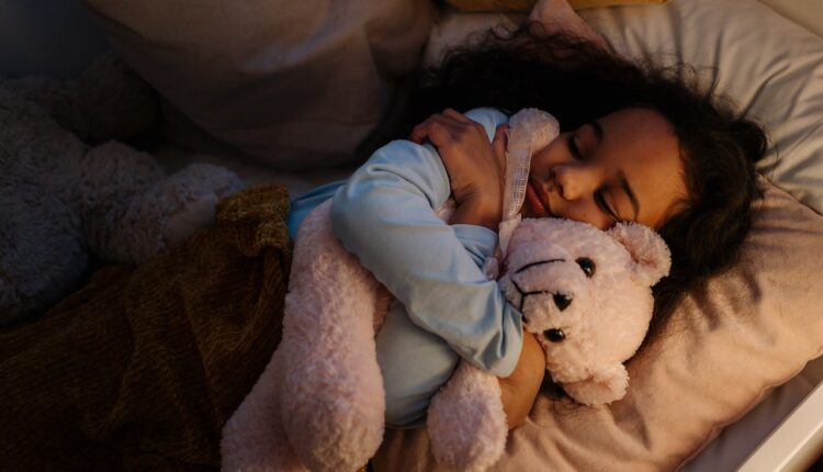 7 Cara Mengatasi Kesulitan Tidur pada Anak