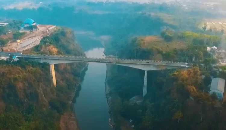 Jembatan Citarum Cianjur, Melepas Lelah dengan Pemandangan