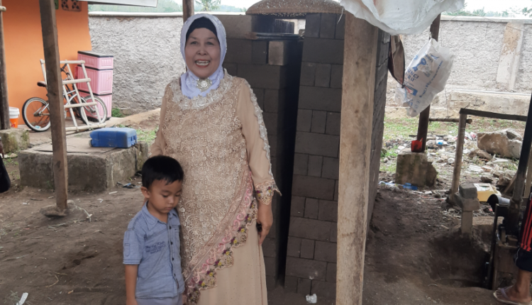 Perempuan 50 Tahun Sukses Bangun Bisnis UMKM Batako Cianjur