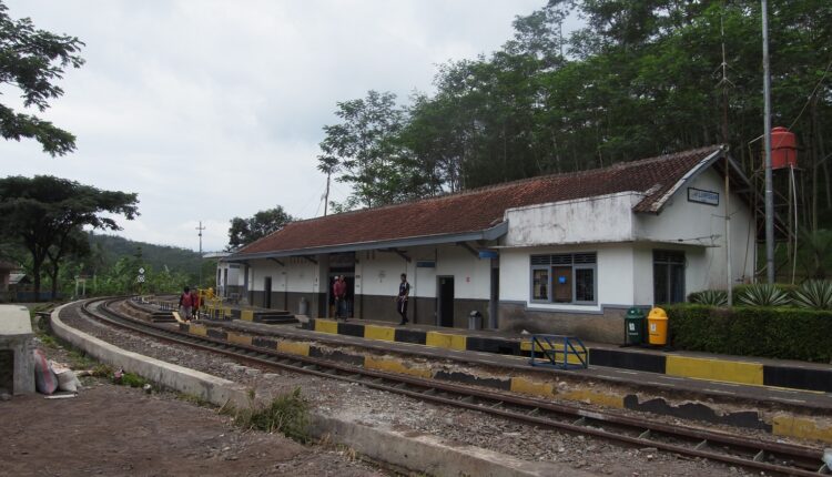 Serunya Wisata Kereta Api ke Gunung Padang Cianjur