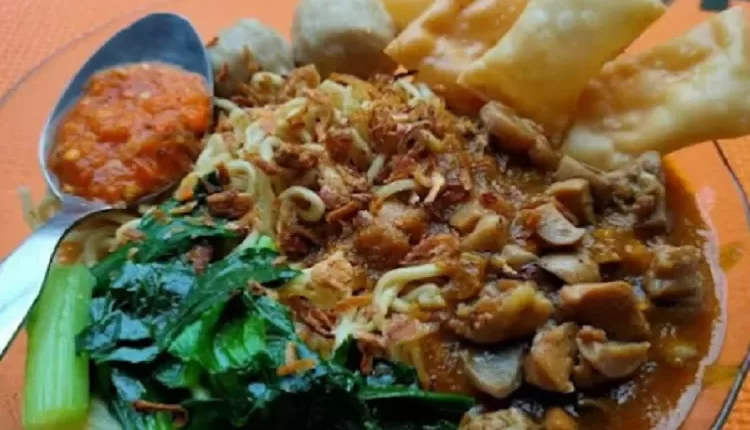 Kuliner mie ayam, dengan segala kelezatannya, telah lama menjadi favorit tak tergantikan di kalangan warga Cianjur.