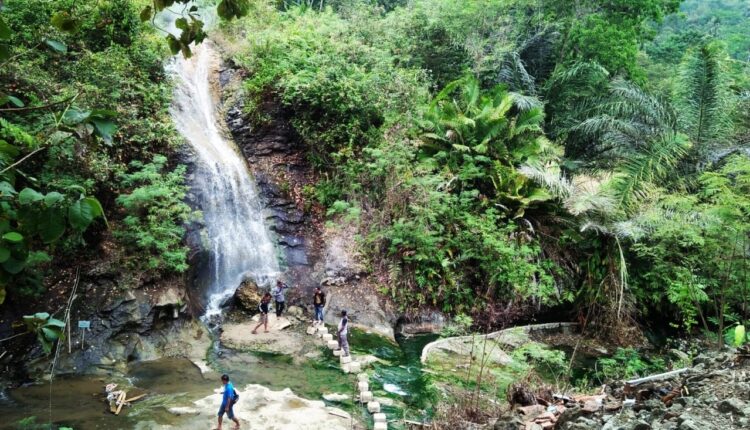 Menikmati Keindahan Air Terjun Panas di Cianjur Selatan