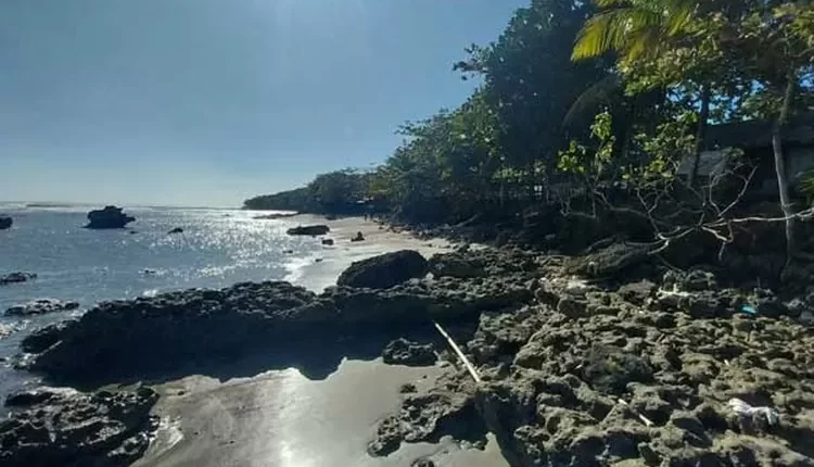 Pantai Minajaya, Liburan Asyik dengan Sunset di Sukabumi