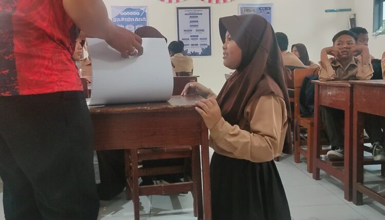 Semangat Sherly, Bocah SMP Cianjur yang Semangat Bersekolah Tinggi Meski Tanpa Kaki