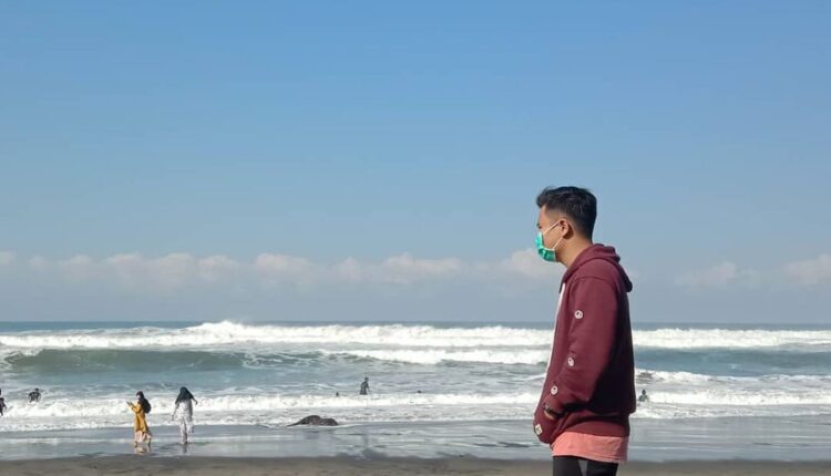 Mengungkap Pesona Pantai Cemara Cipanglay di Cianjur