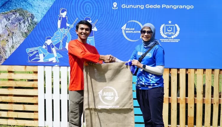 Danone Indonesia Beraksi Bersih di Gunung Gede Pangrango