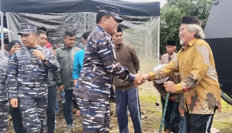 TNI AL Berikan Bantuan Kesehatan dan Sembako kepada Warga Terdampak Gempa Cianjur