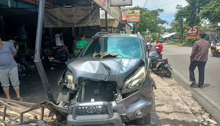 Kecelakaan, Minibus Tabrak 9 Motor di Cianjur, Satu Korban Luka Parah