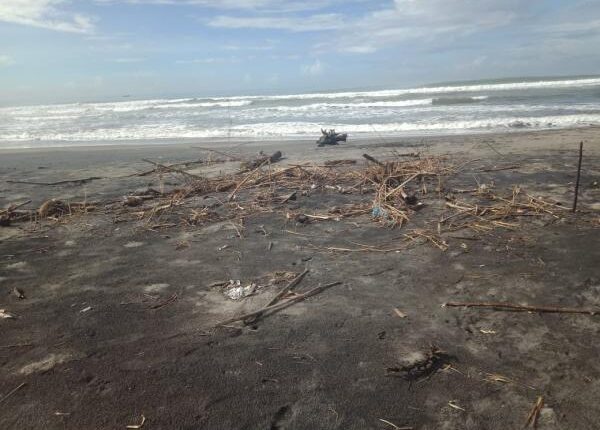 Pantai Apra, Destinasi Wisata yang Terancam Oleh Sampah Berat