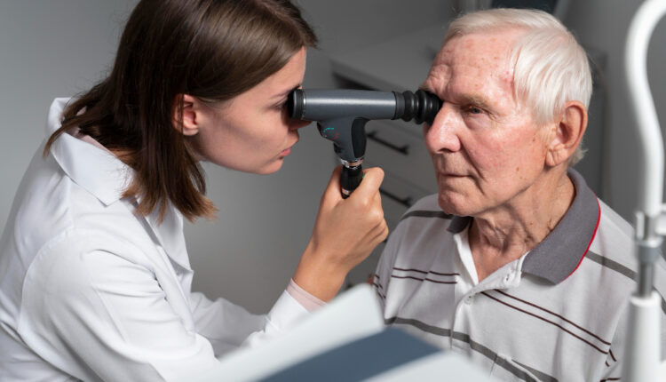 Mengenali Tanda Tanda Katarak, Harus Banget Tahu!