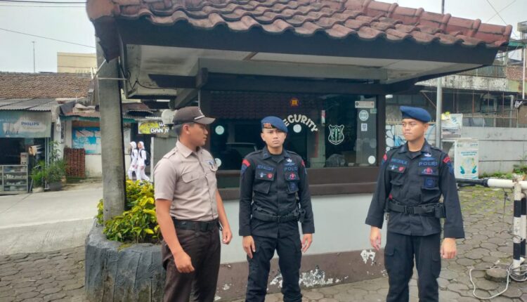 Anggota Brimob Kompi 4 Batalyon B Pelopor Patroli di Hotel Lembah Hijau Cipanas