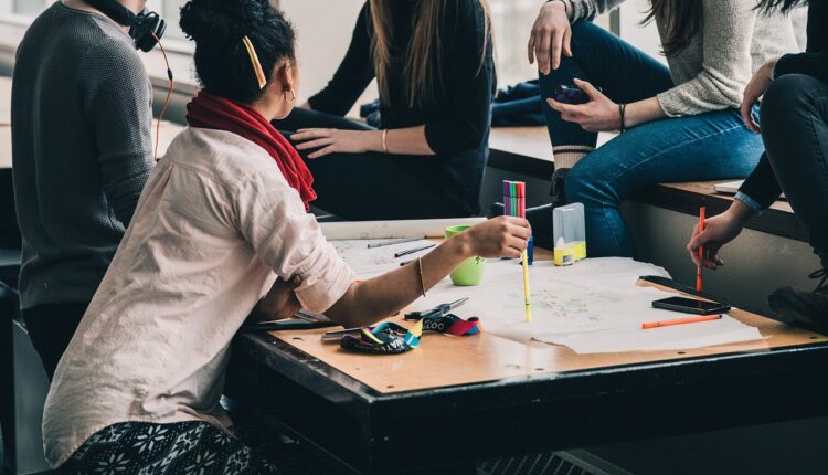 Seni Dialektika Ala Socrates Yang Harus Dikuasi Anak Muda