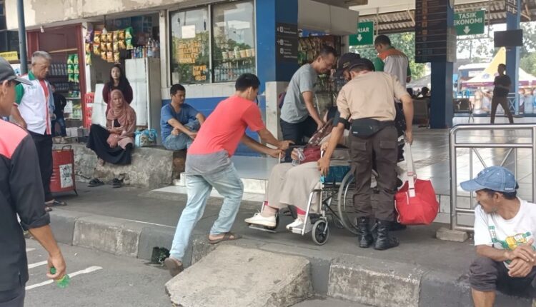 Pemudik dari Cianjur Alami Kelelahan di Terminal Kampung Rambutan Jakarta Timur