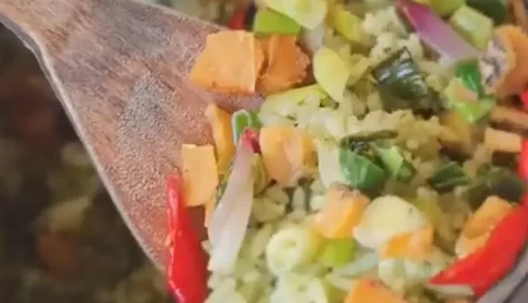 Sensasi Nasi Liweut Hejo di Bakoel Karasa Hanjawar Cipanas Puncak