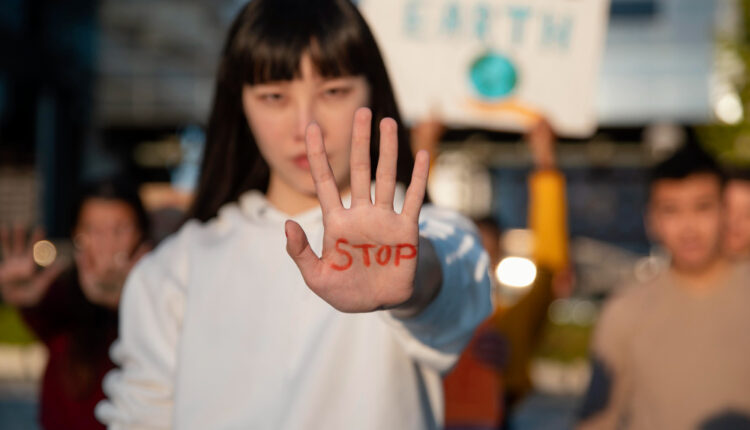 Guru Anti Kritik Harus Masuk Keranjang Sampah