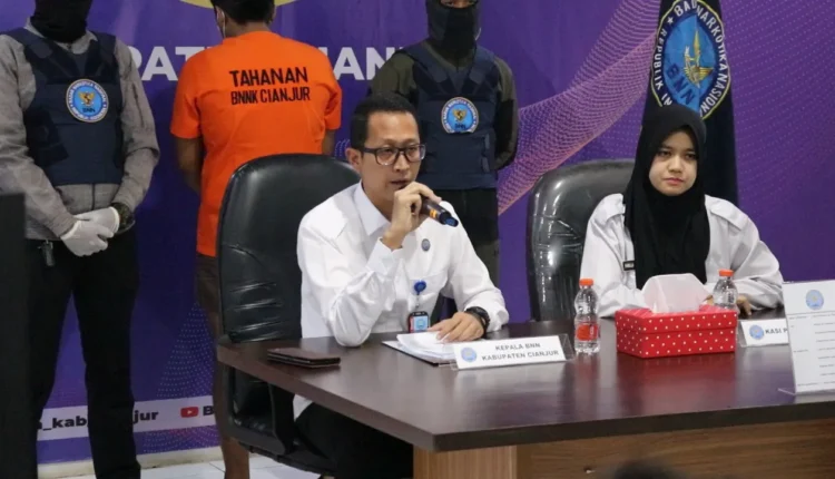 BNNK Cianjur Berhasil Menangkap Kurir 4 Kilogram Ganja