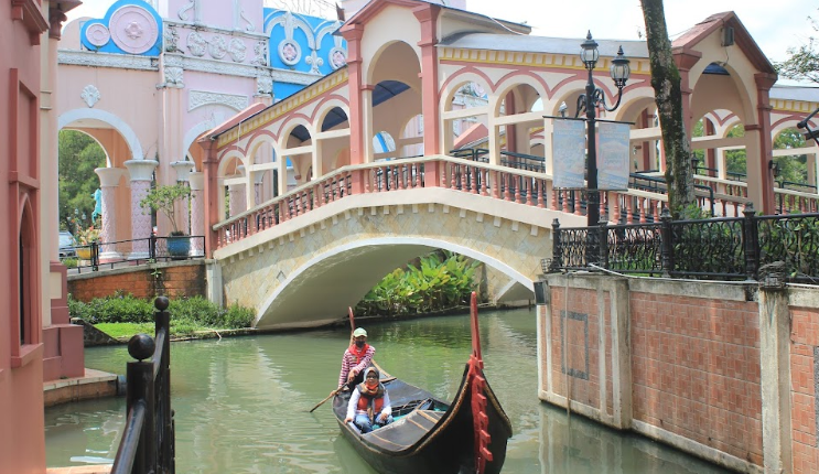 Menikmati Liburan di Little Venice Kota Bunga, Destinasi Hits di Cianjur