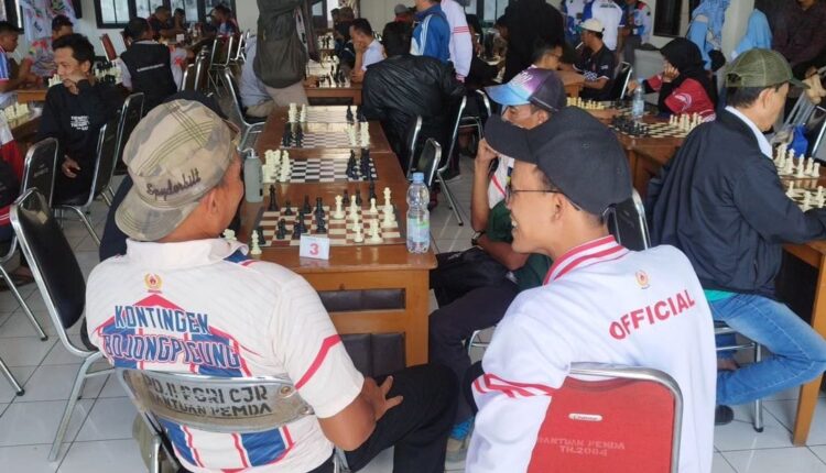 Kecamatan Cibeber Sabet Medali Emas di Catur Beregu Porkab