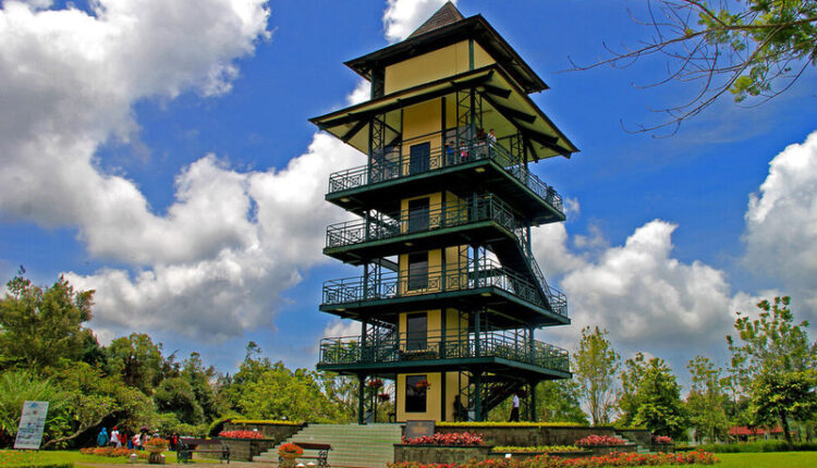 Menara Pandang: Titik Teras Pemandangan Taman Bunga Nusantara