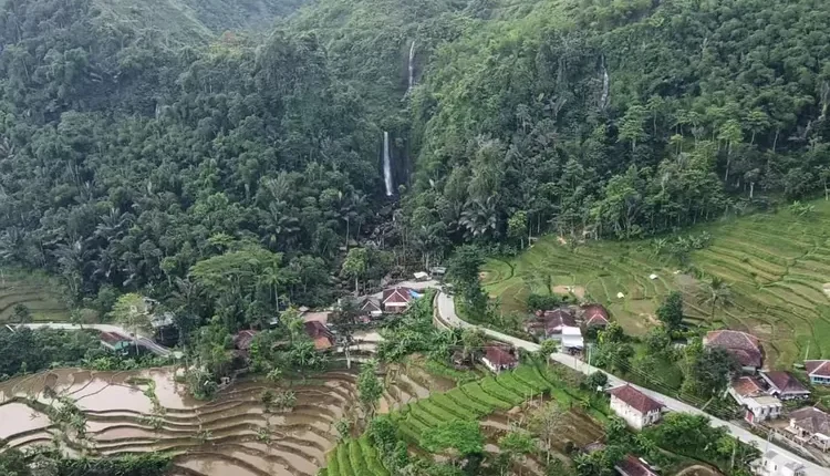 Curug Cikurutug Cianjur, Menikmati Keindahan Air Terjun Tiga Tingkat di Pinggir Jalan
