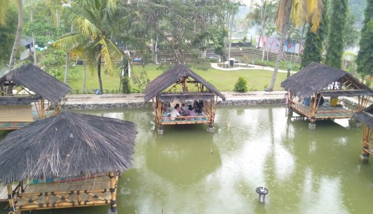 Pesona Wisata Alam Kampoeng Jati di Cianjur