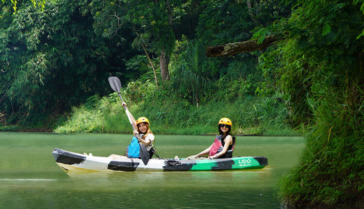 Kayaking Lido Adventure Park: Menjelajah Danau Lido dari Dekat