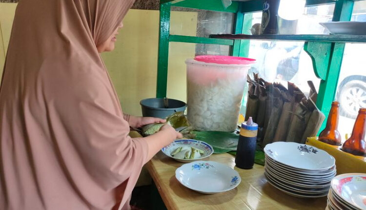 Lontong Kuah Khas Cianjur, Kuliner Sederhana yang Tetap Bertahan Sejak 1950