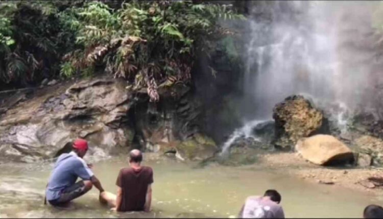 Menjelajahi Potensi Wisata Air Terjun Panas Alami Tanpa Bau Belerang di Cianjur Selatan