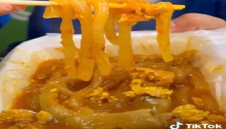 Seblak Teh Duduth Cianjur dengan Aci Kenyal dan Kuah Pedas Mulai dari 10 Ribuan!