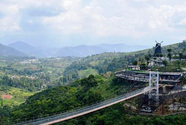 Sky Bridge The Nice Funtastic Park: Jembatan Langit yang Menantang Adrenalin