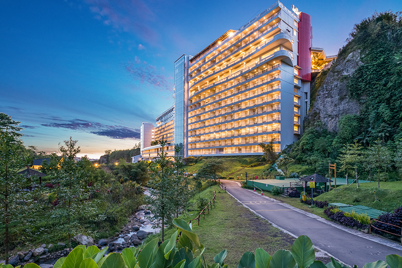 Le Eminance Puncak Tahun Baru